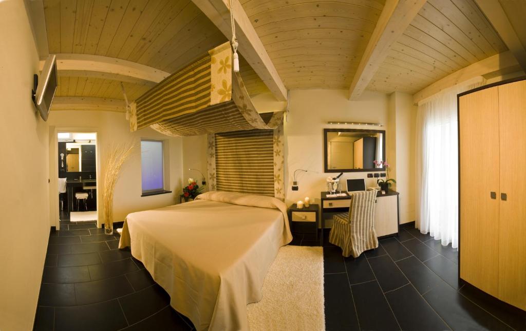 加比切马莱卡威赛玛诺酒店的一间卧室配有一张床和一张书桌