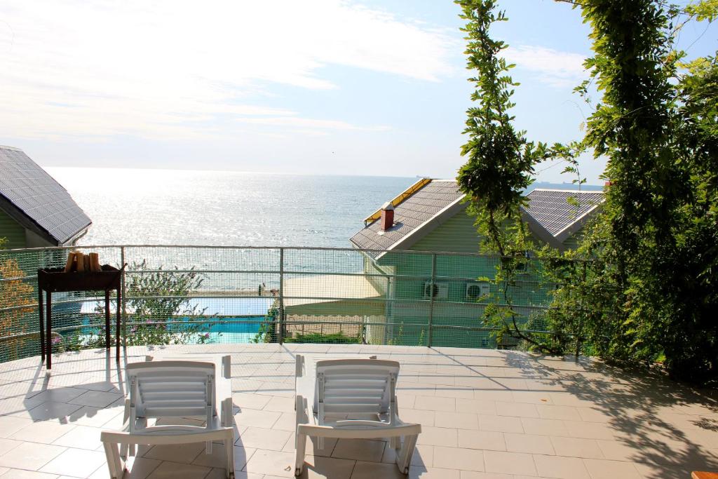 敖德萨Подвійний котедж з терасою біля моря Совіньон的一个带椅子的海景庭院