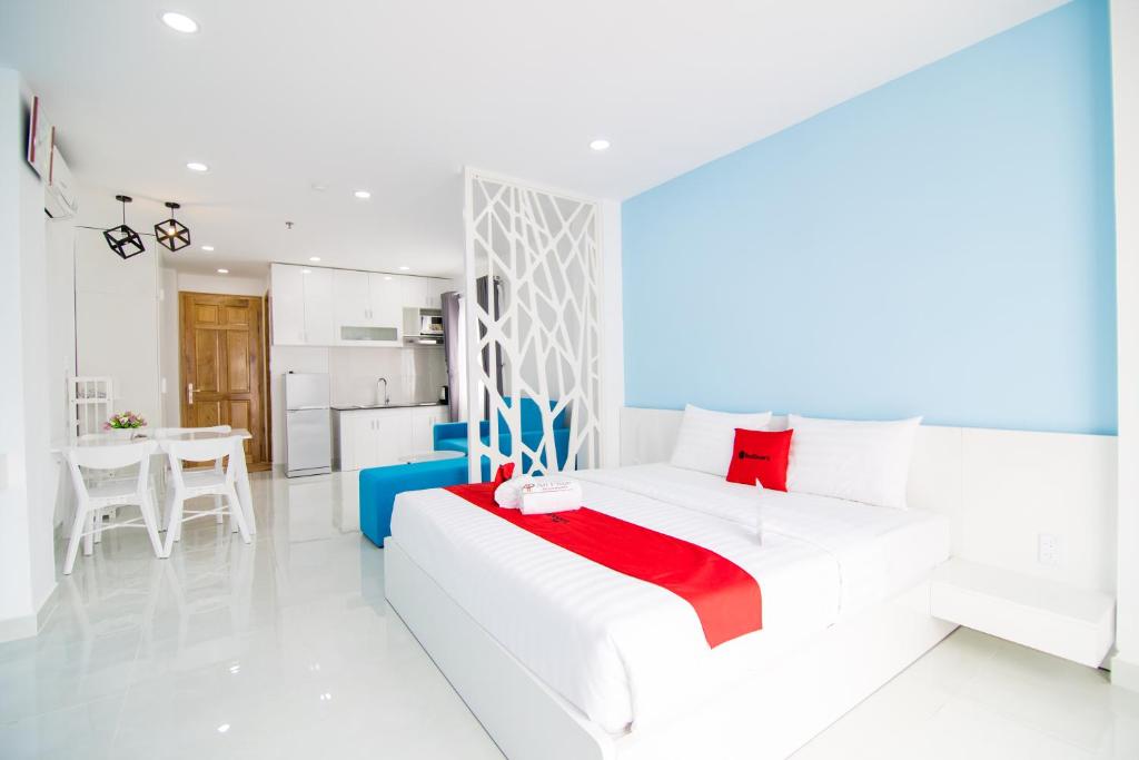 胡志明市An Phuc House Doan Nhu Hai的白色的客房设有白色的床和厨房