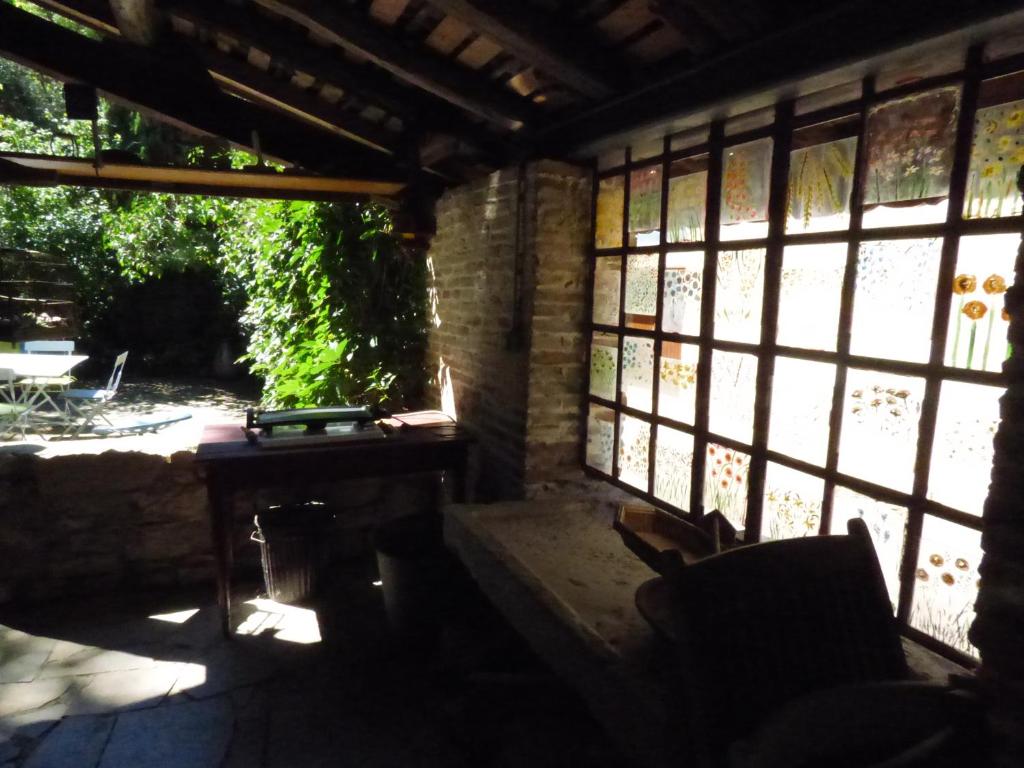 Balanodgite le marguerite的客房享有外面的景致,设有玻璃窗。
