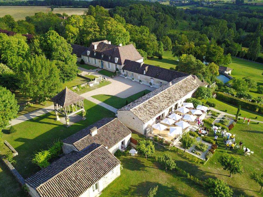 圣耐克森La Chartreuse du Bignac - Teritoria的享有大房子空中美景,设有庭院