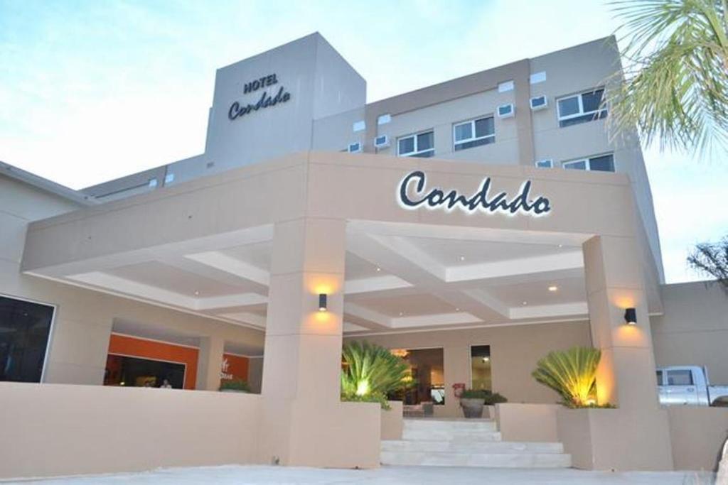 帕特拉德拉帕特拉帕索德拉帕特里亚康达多赌场酒店的带有读卡洛琳娜标志的建筑