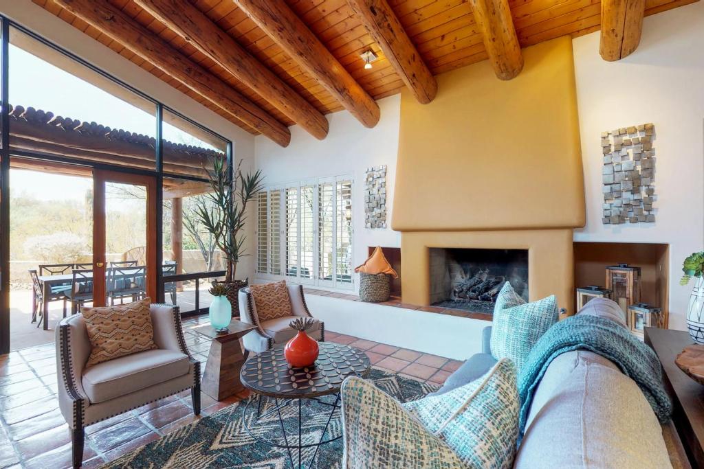 卡立佛里Boulders Villa的带沙发和壁炉的客厅