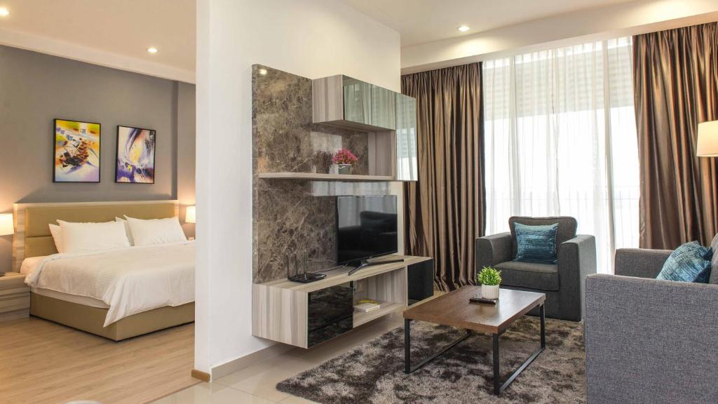 努沙再也Encorp Marina Suites By Iconic Bliss的酒店客房,配有床和电视