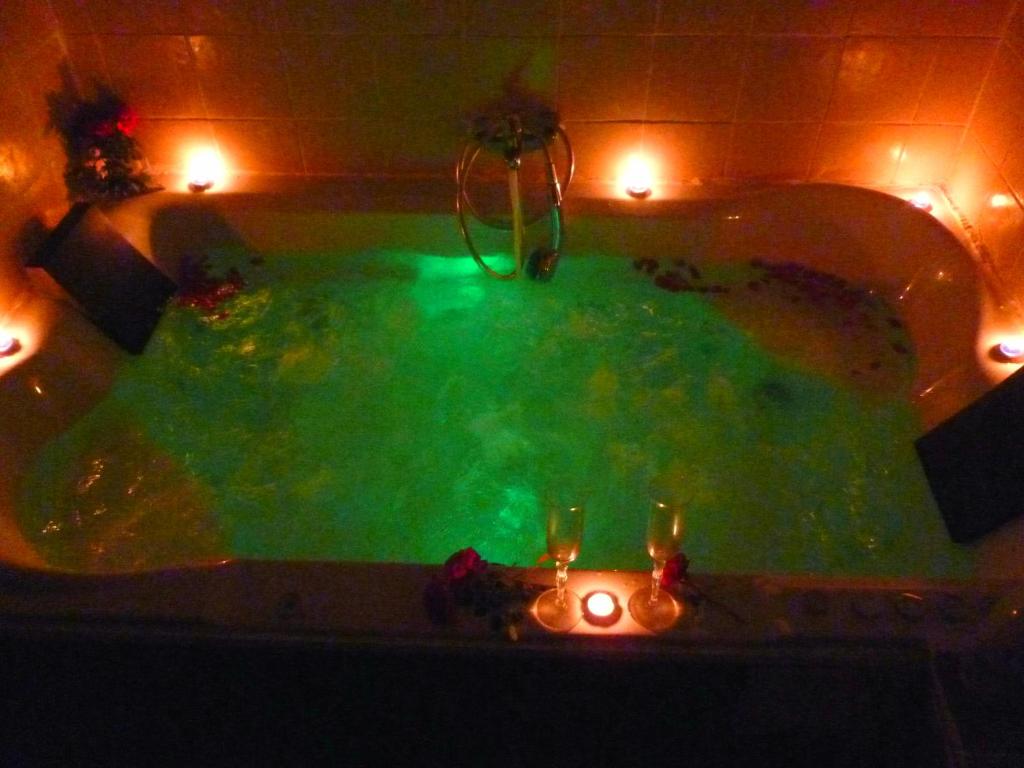 ChertCasa rural el turmell的浴缸里装满了蜡烛的绿色水