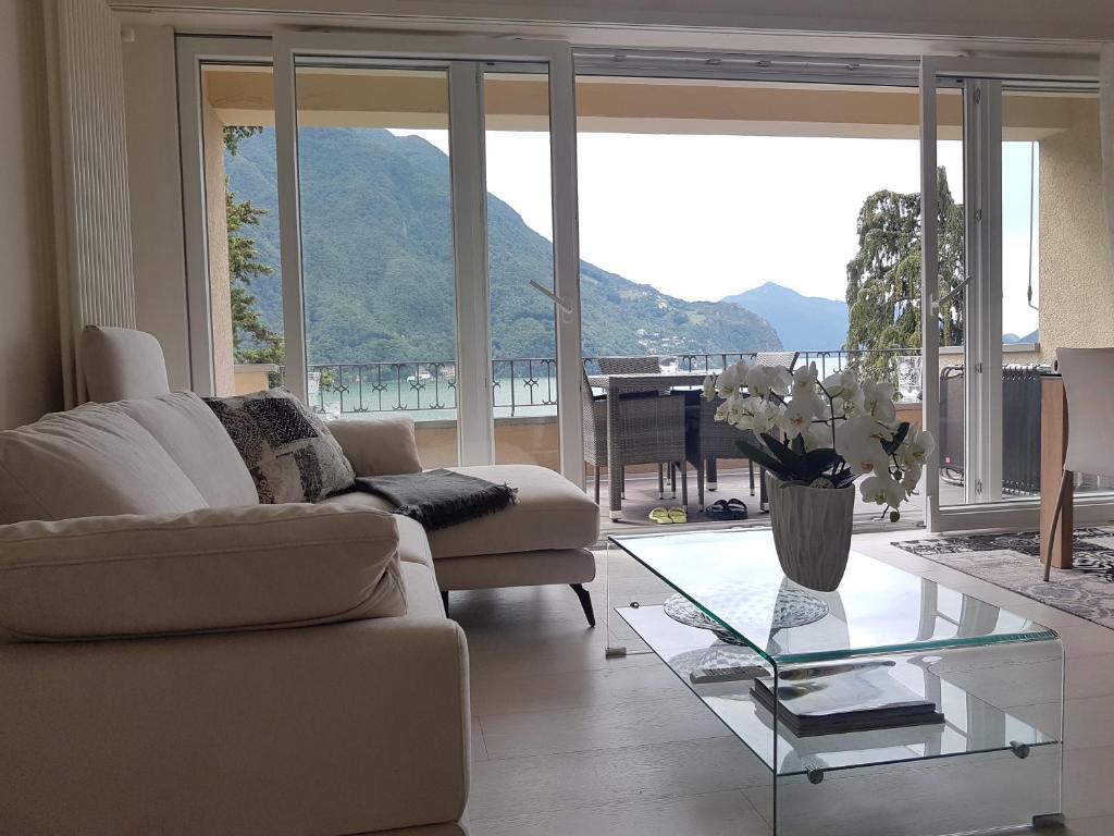 卡斯塔尼奥拉Villa Violetta - Bellavista的带沙发和玻璃桌的客厅