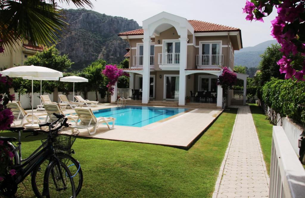 达利安Dalyan Villa Amazon的一座带游泳池和房子的别墅