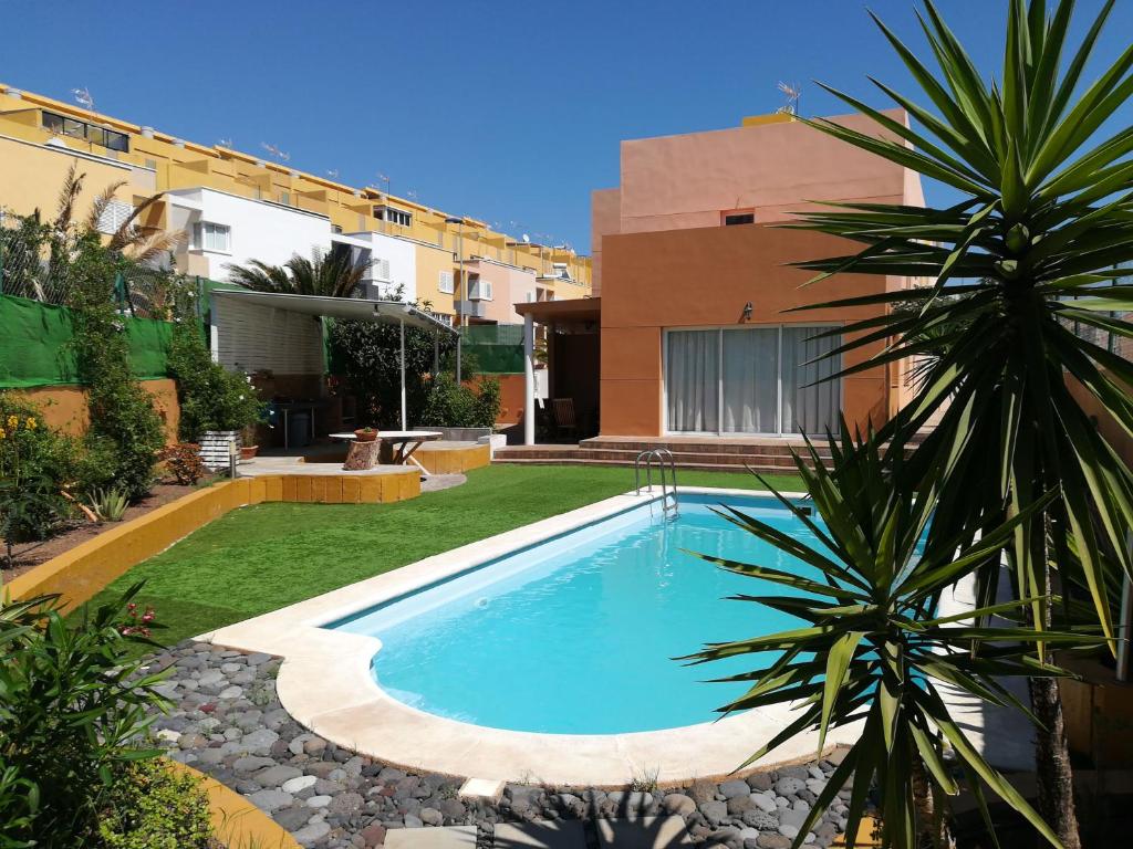 圣克鲁斯-德特内里费Vivienda Unifamiliar Sela的一座游泳池,位于一座建筑旁的院子内