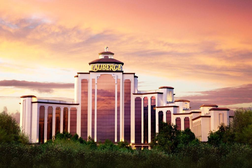 查尔斯湖L’Auberge Casino Resort Lake Charles的上面有好莱坞标志的建筑