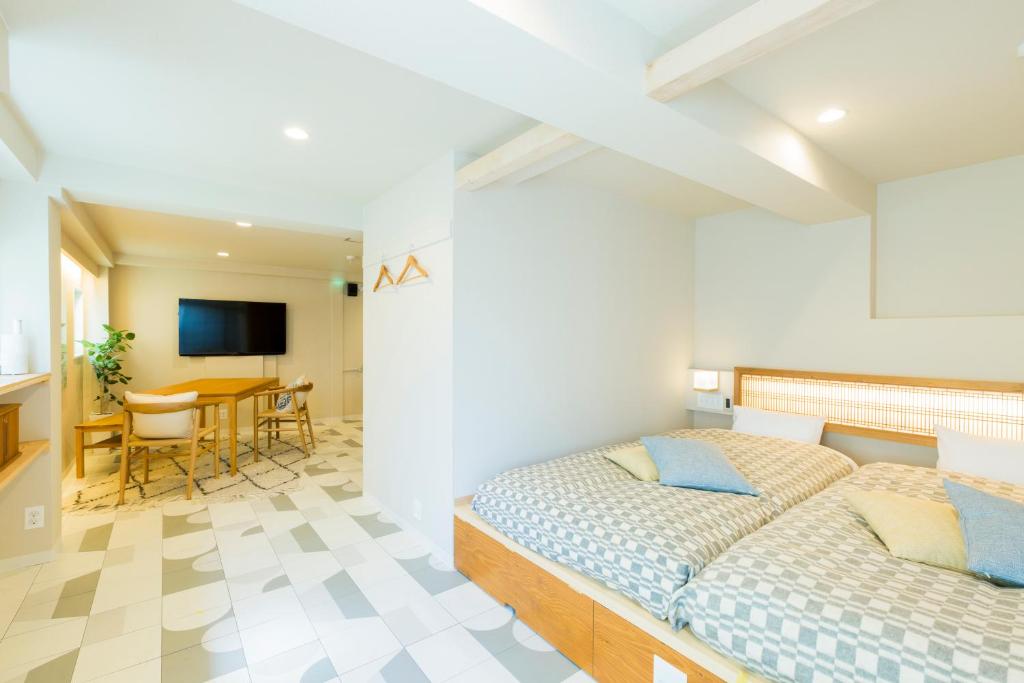 东京KAGO 34 Tokyo by Shukuba HOTEL的一间卧室设有一张床和一间用餐室