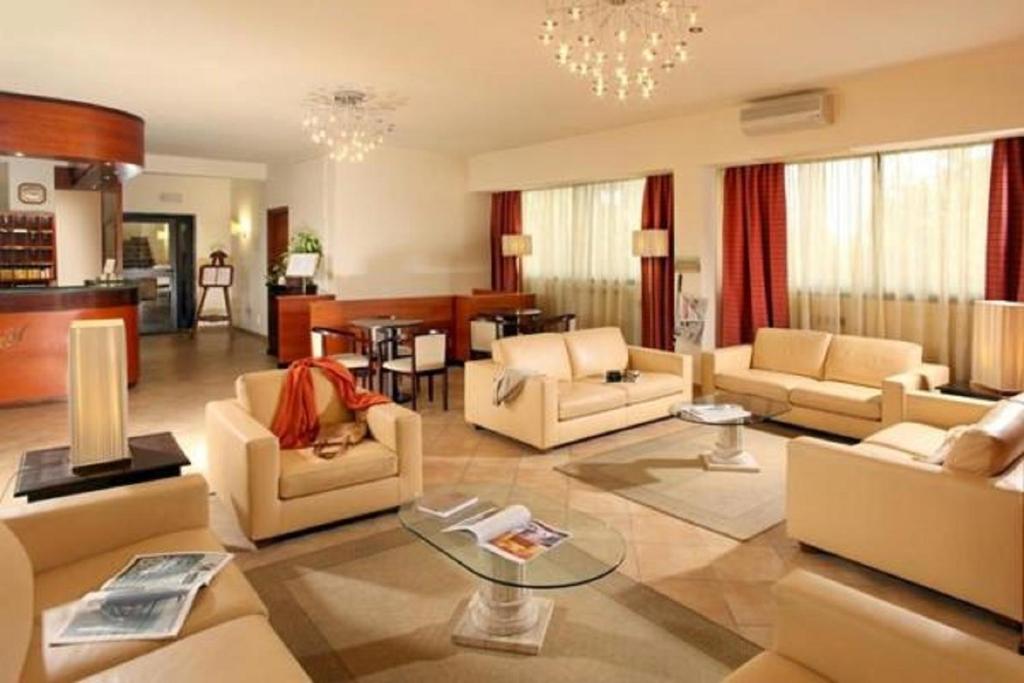 罗马加西亚酒店的带沙发和桌子的大客厅