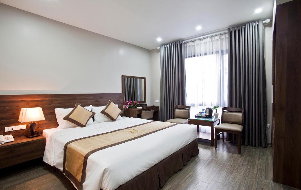 河内Victor Hanoi Hotel的一间设有大床和窗户的酒店客房