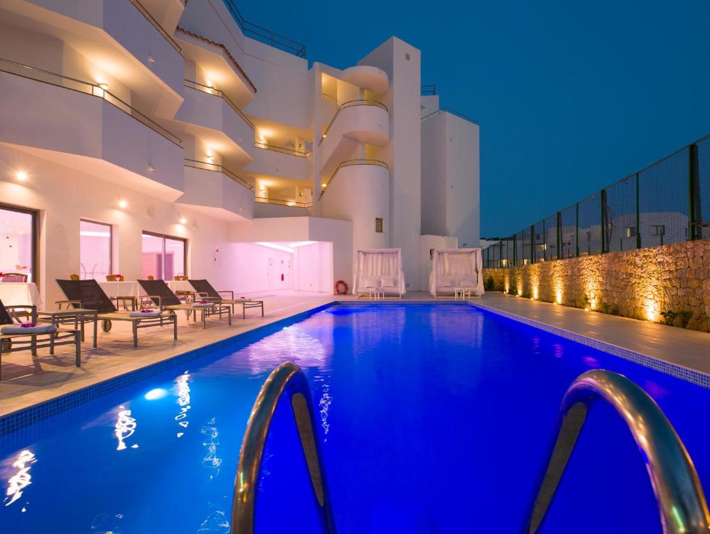 普拉亚登博萨My Way Luxury Ibiza Studio - AB Group的蓝色灯光的酒店游泳池