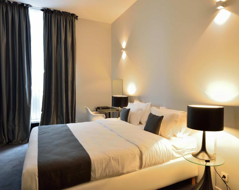 布鲁塞尔复古酒店的一间设有大床和窗户的酒店客房