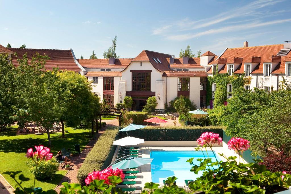 格雷西勒玛努阿格雷西酒店的享有带游泳池的度假村的空中景致