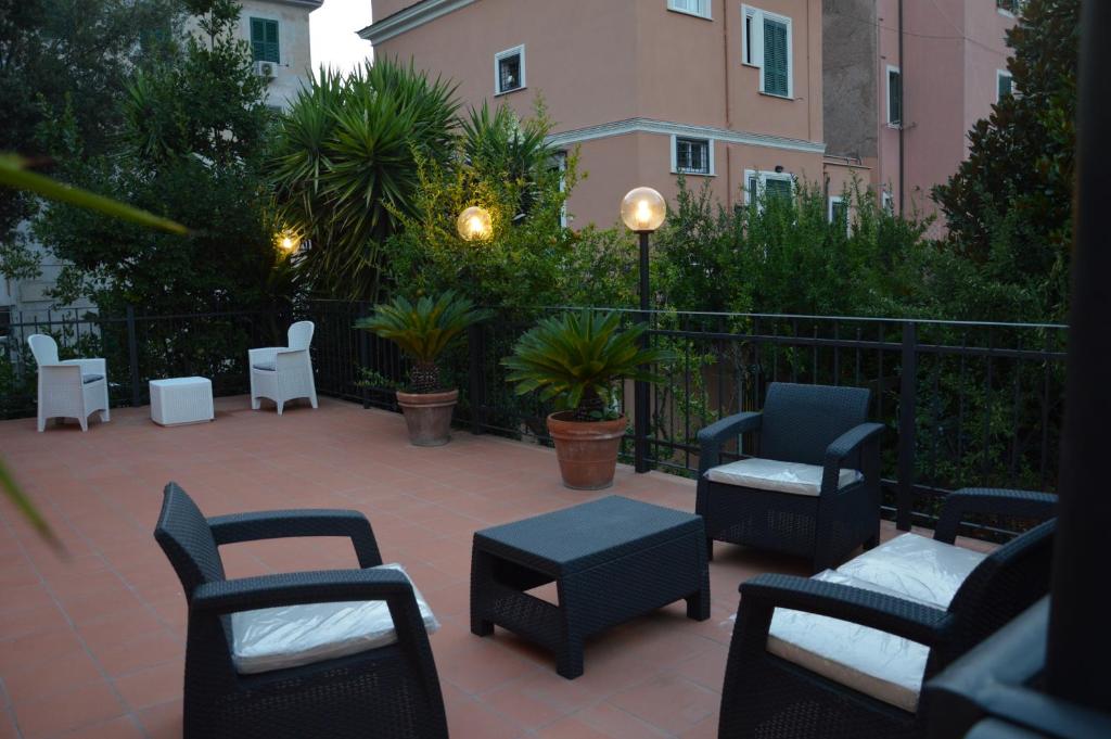 罗马L'Oasi al Pigneto - Guest house的一个带桌椅的庭院和围栏