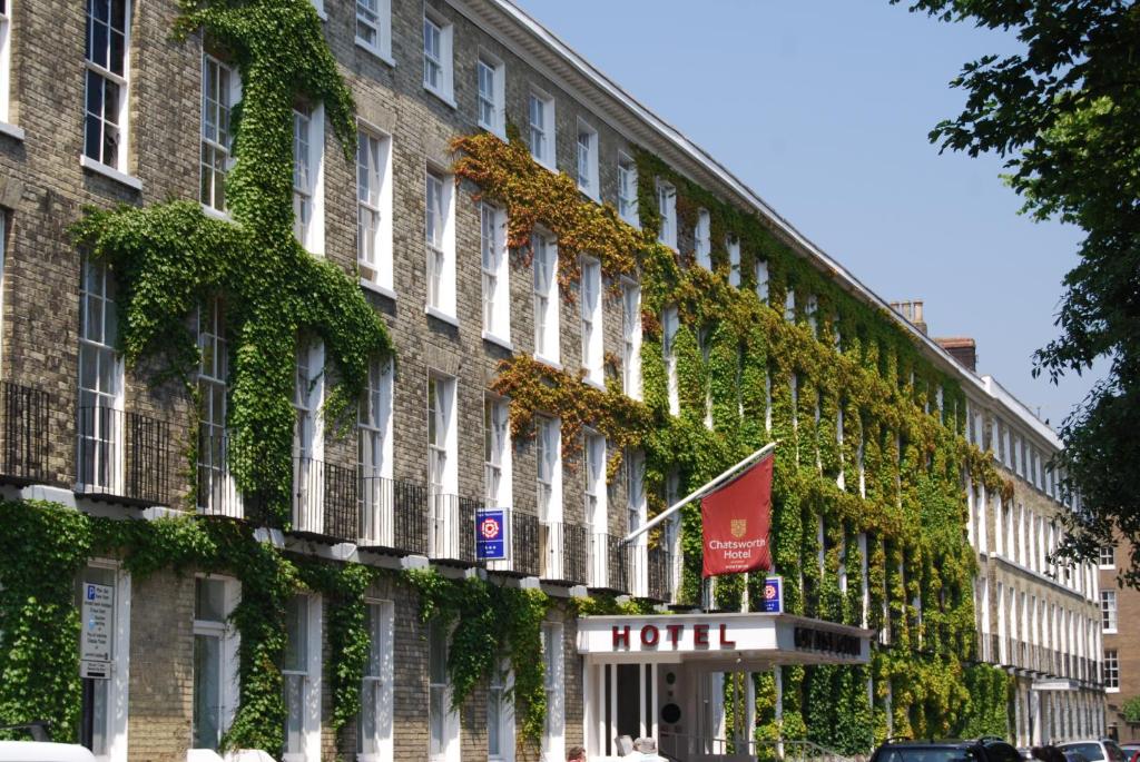沃辛查斯沃斯酒店的一座常春藤生长在它的一侧的建筑