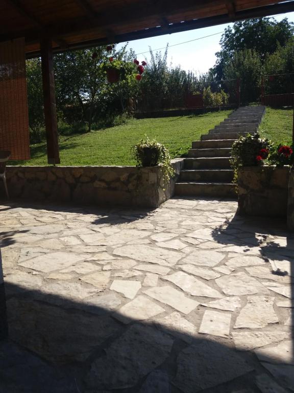 维尔蒂尼克Apartmani Maslačak的庭院内带楼梯的石头庭院