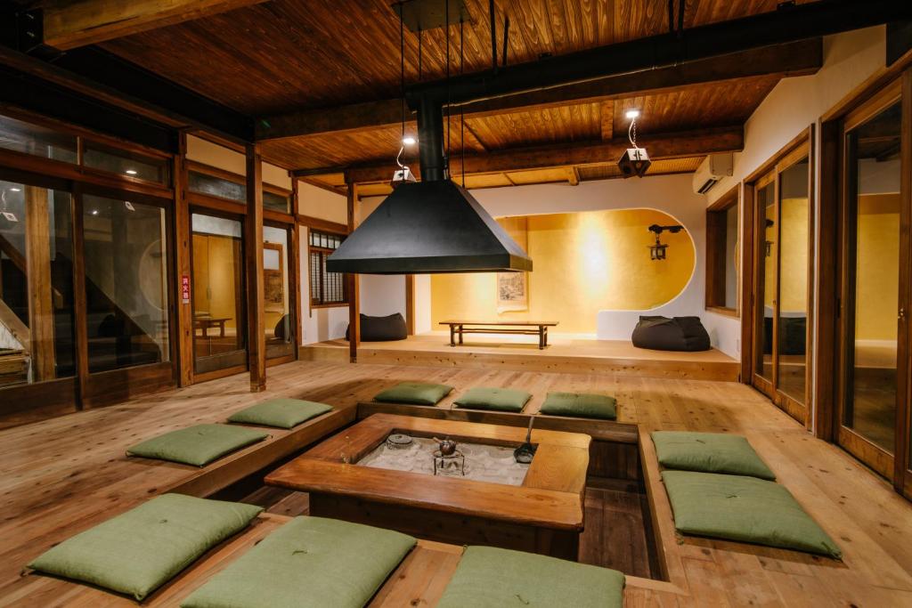 箱根坦玛酷天幕内陆炉灶旅馆的客厅配有绿色软垫椅子和桌子
