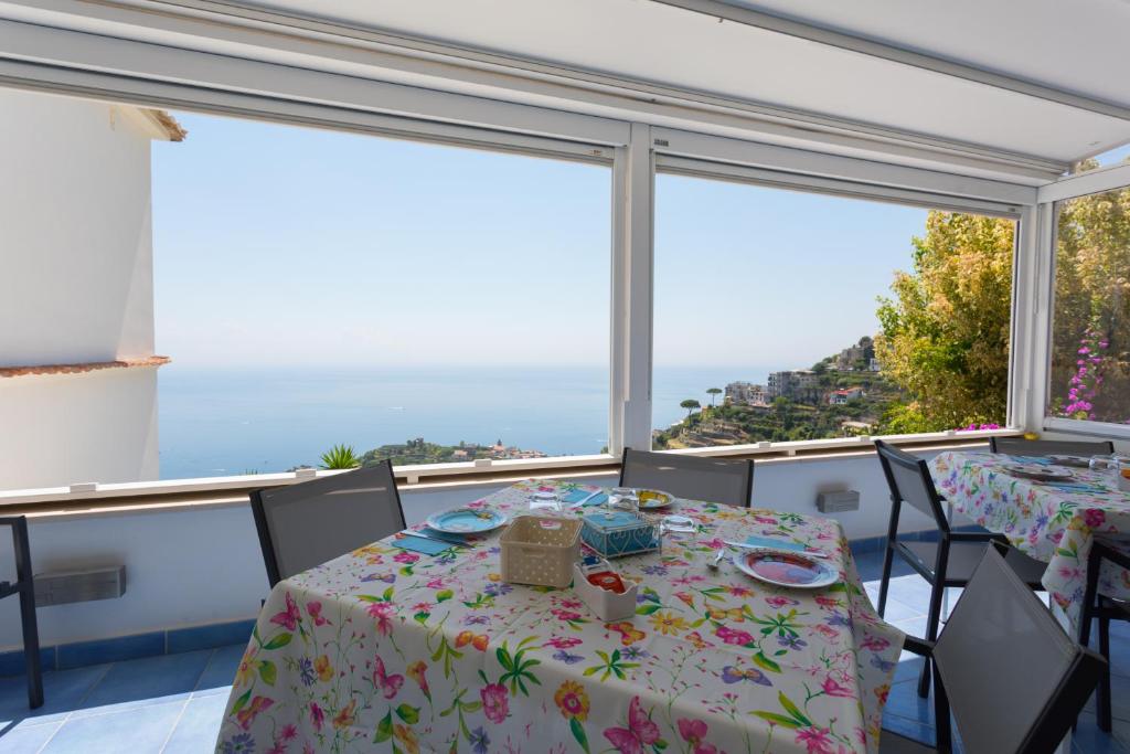 拉维罗A casa di Nonna Marianna的一间配备有桌子的海景用餐室