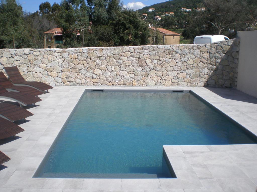 加莱里亚阿里弗酒店的石头墙前的游泳池