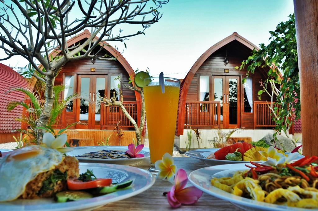 珀尼达岛Setilas Bungalows的餐桌,餐盘和饮料