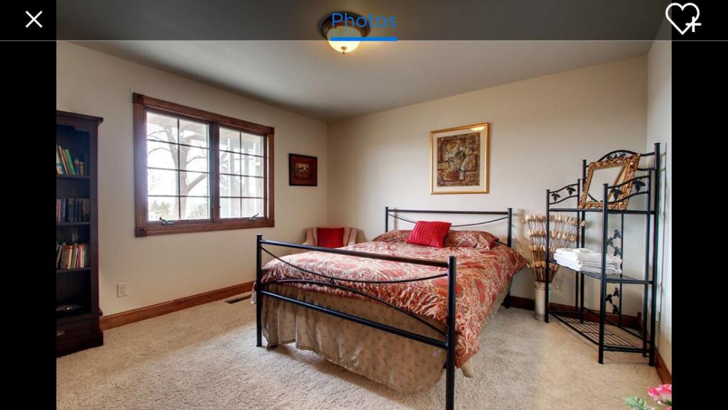 昆西Affordable Luxury Mansion的一间卧室设有一张床和一个窗口