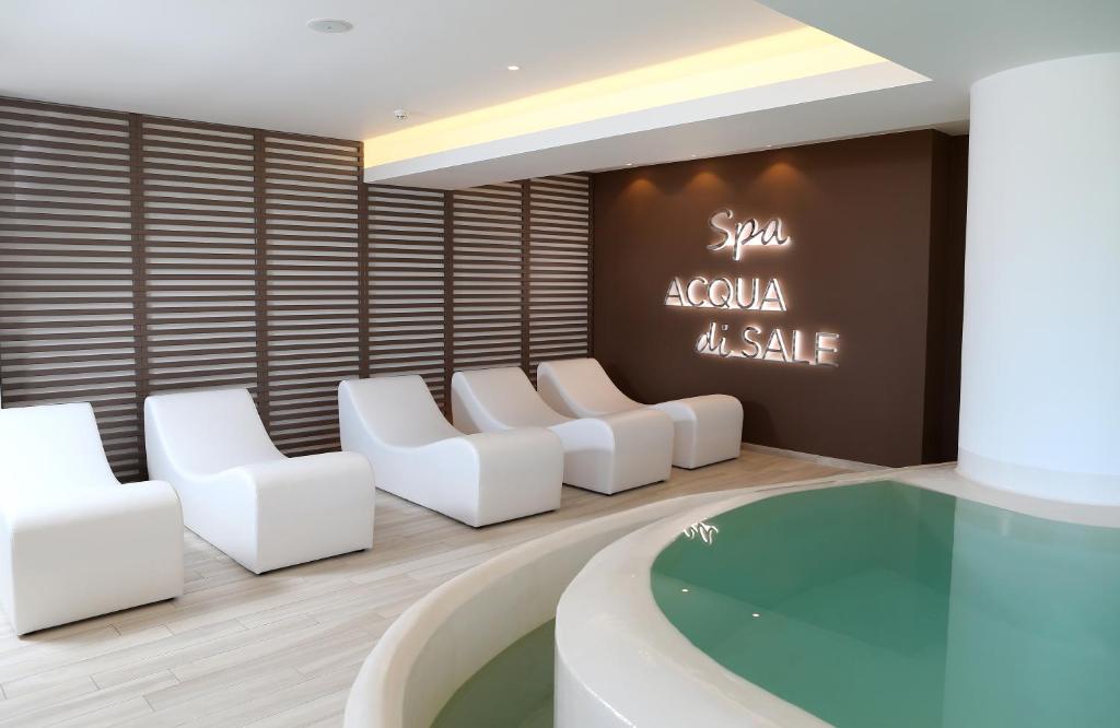 玛格丽塔萨沃亚特尔梅大酒店的一个带白色椅子和水槽的spa室