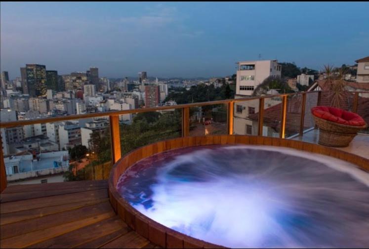 里约热内卢Mansion Aline的市景阳台的热水浴池