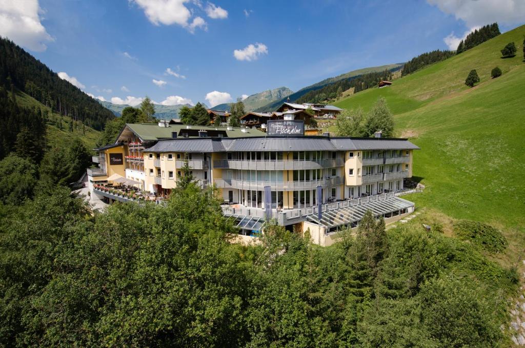 萨尔巴赫Hotel Residenz Hochalm的山脉酒店空中景色