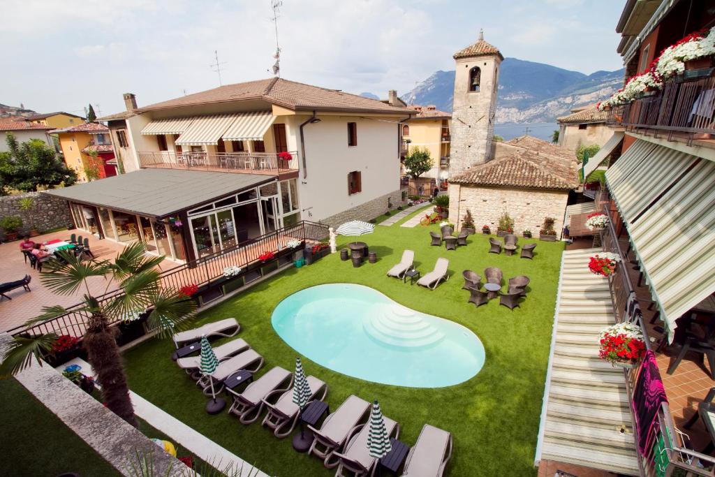 布雷佐内加尔达艾斯特之家住宿酒店的享有带游泳池和椅子的庭院的顶部景色