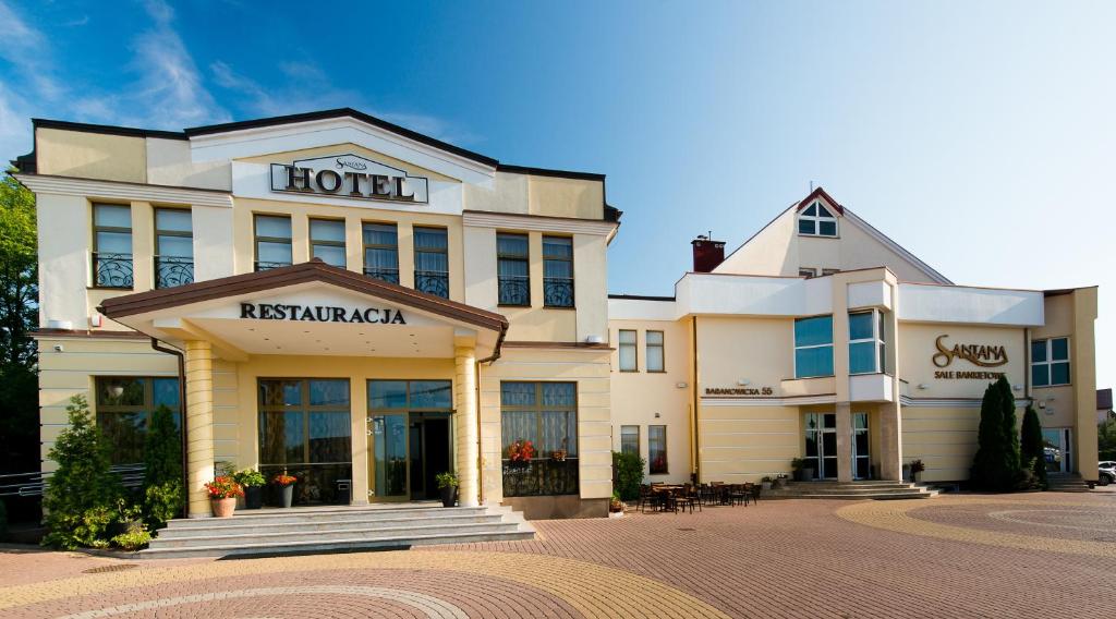 比亚韦斯托克桑塔纳酒店的前面有标志的酒店