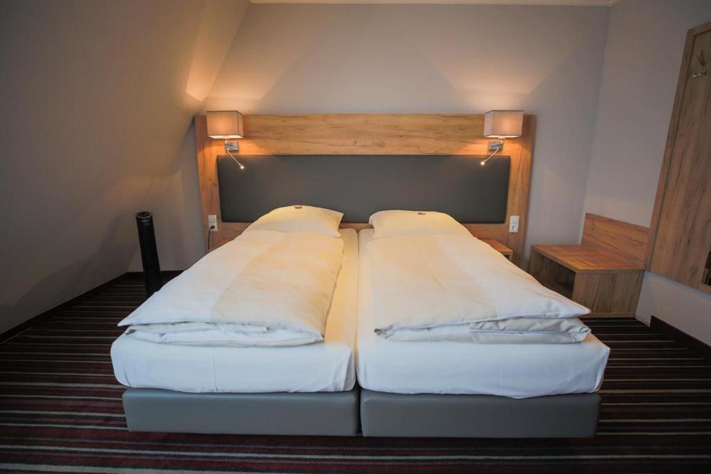 汉堡苏德瑞尔贝酒店的一张床上有两个枕头的房间