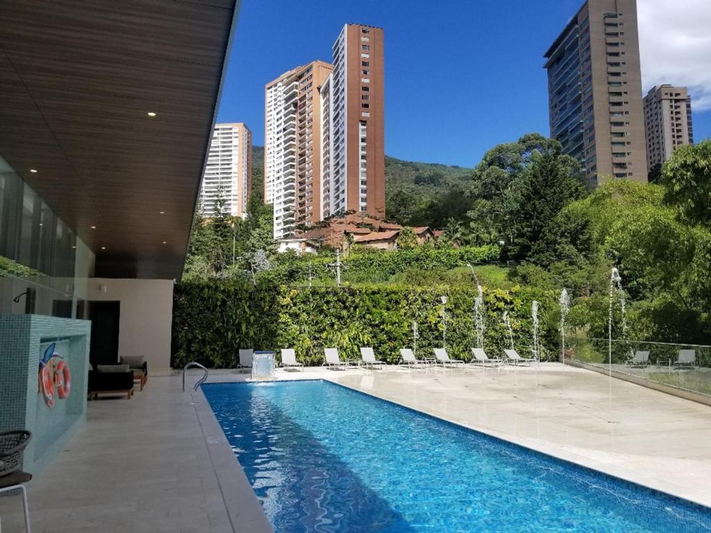 麦德林Estelar La Torre Suites的一座建筑中一个带喷泉的游泳池