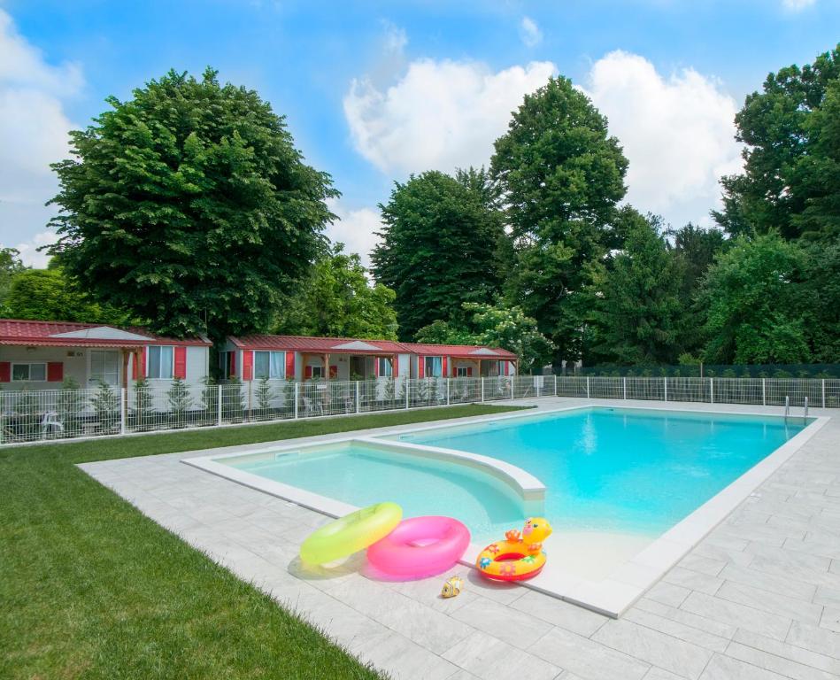 马尔孔滕塔威尼斯共和国露营旅馆的一个带充气玩具的草地游泳池