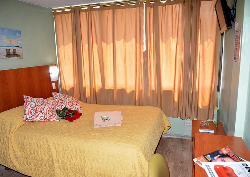 基多Hostal Terra 1 - ANDALUCÍA的一间卧室配有一张黄色床罩的床