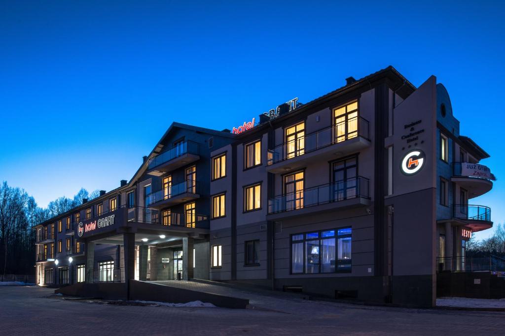 凯尔采格拉菲特酒店的一座晚上有灯光的建筑