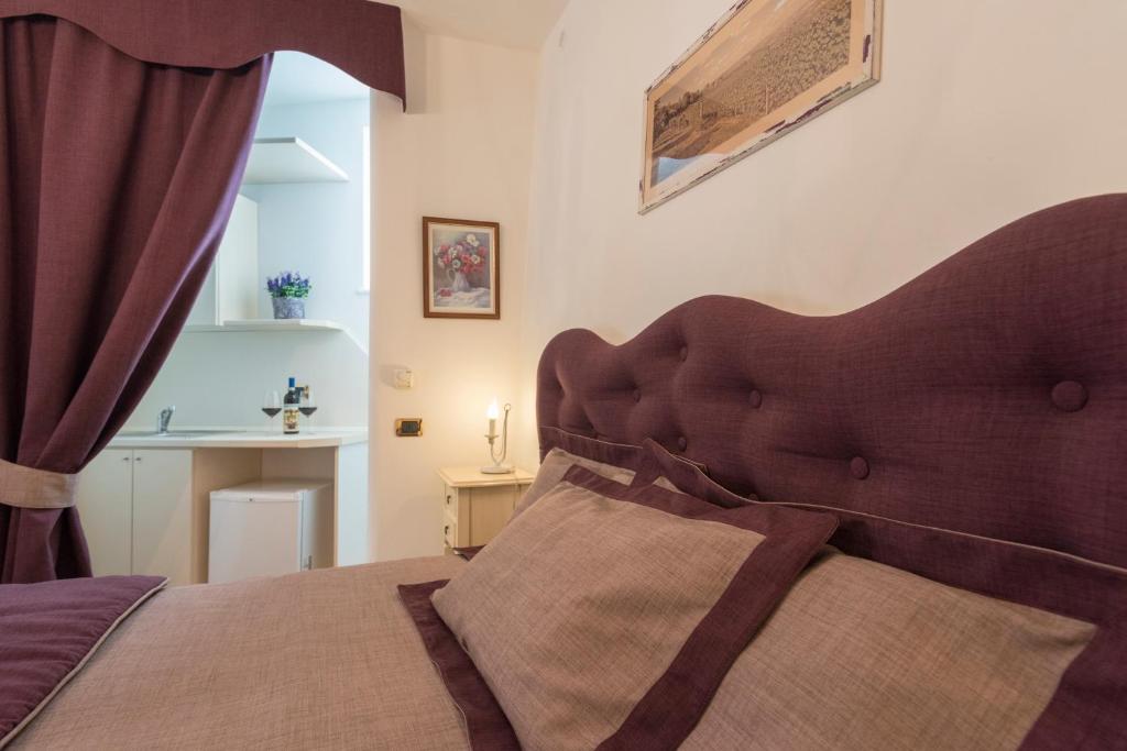 拉莫拉Villa Goccia di Vino的一间卧室配有一张带棕色床头板的床