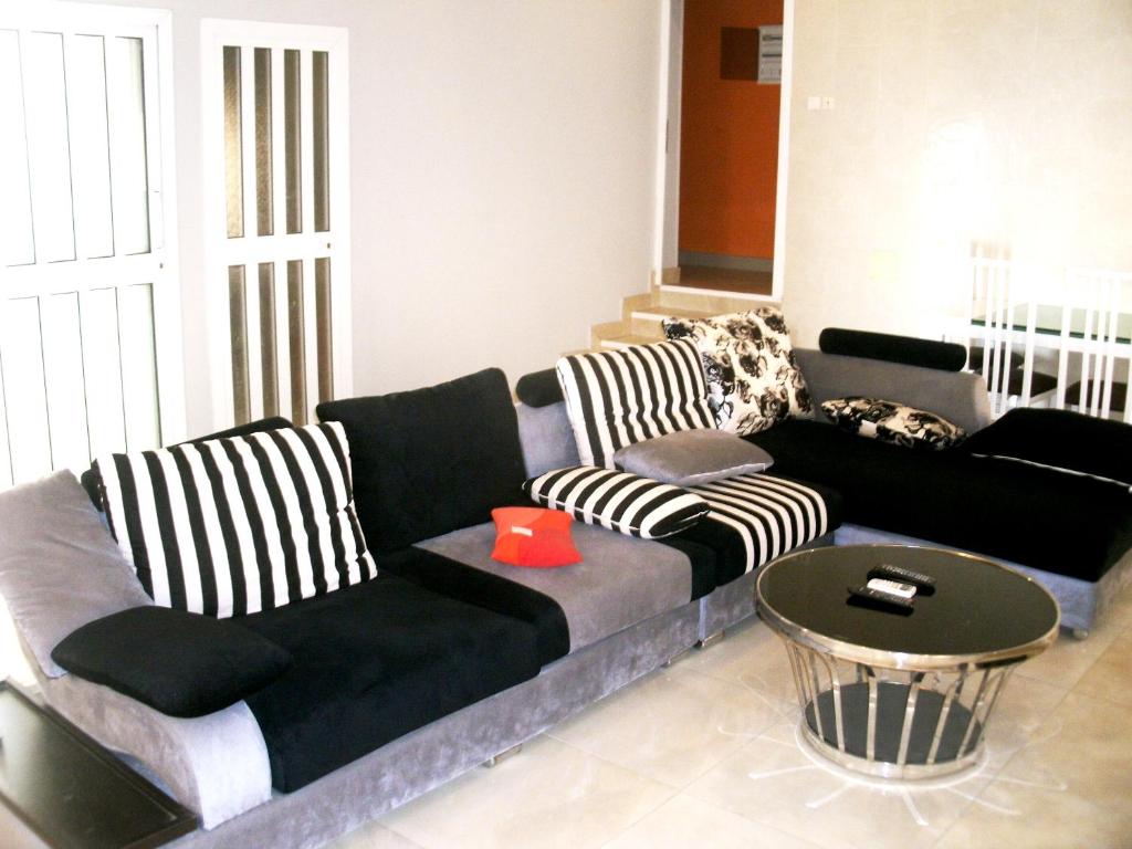 KodjovyaAppart M'Rode Kodjoviakope的客厅配有沙发和桌子