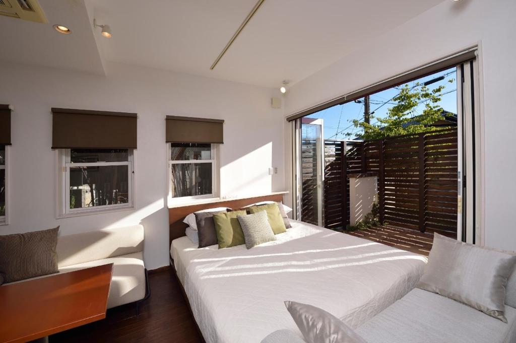 京都Kyoto - house / Vacation STAY 1099的一间卧室设有一张床和一个大窗户