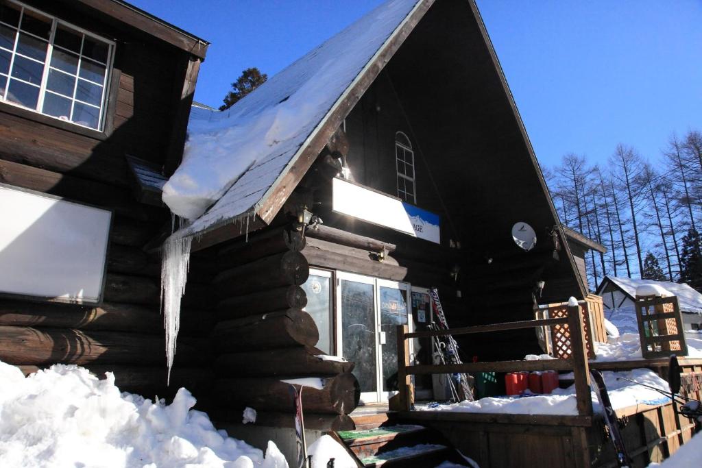 白马村加拿大悟龙村酒店的小木屋,屋顶上积雪