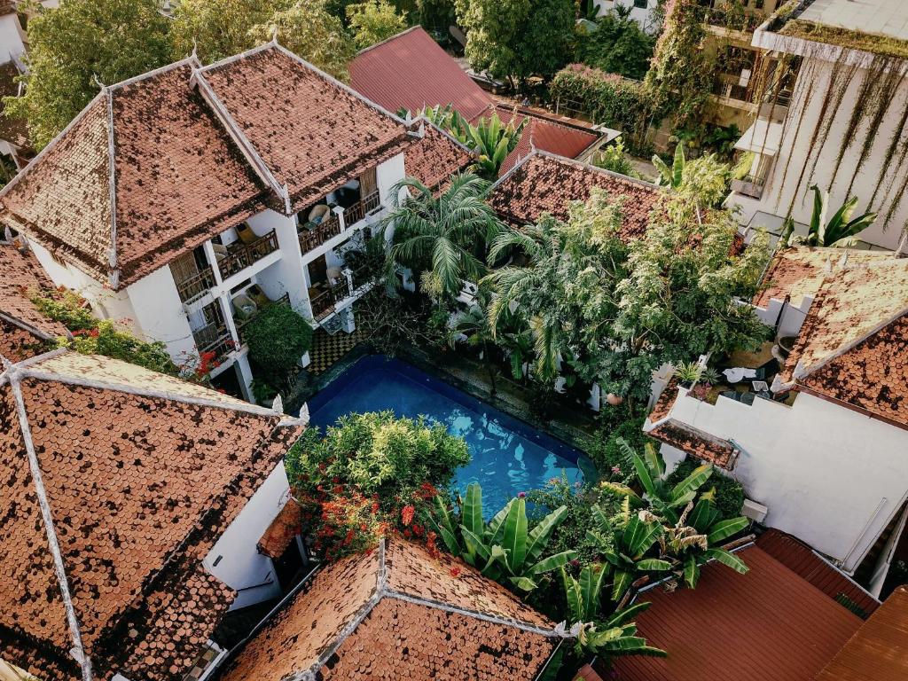 暹粒暹粒红毛丹度假酒店的享有带游泳池的建筑的空中景致