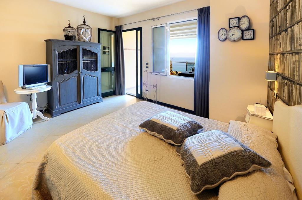 迪亚诺马里纳波焦代格力农家乐的一间卧室配有一张大床和电视