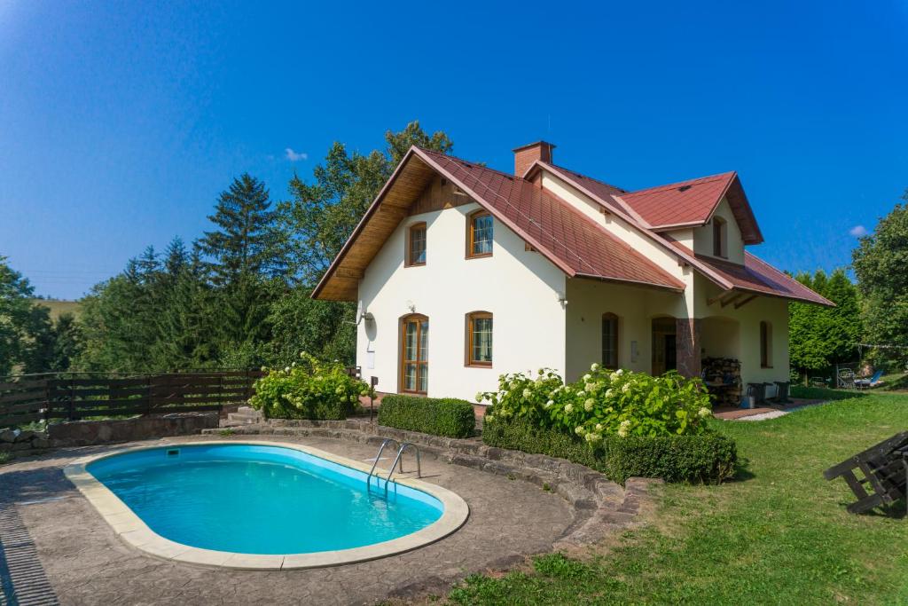 亚沃尔尼克Holiday Villa Javornik的一座房子前面设有游泳池