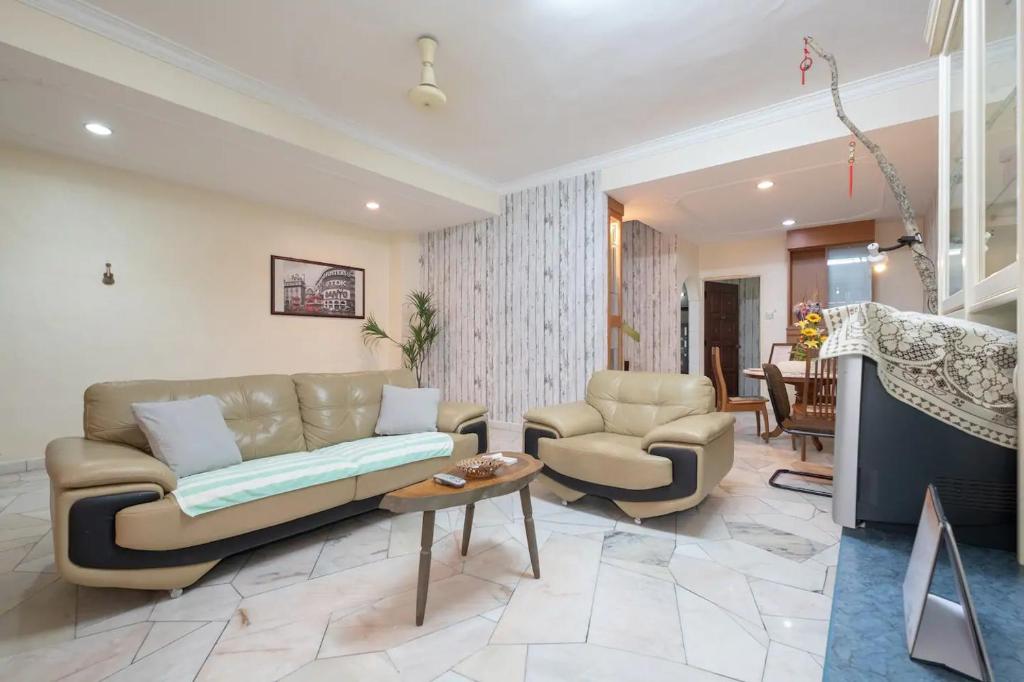 大山脚•Lovely Home•11Pax+4Bedrooms+Themed•Bukit Mertajam的客厅配有沙发和两把椅子