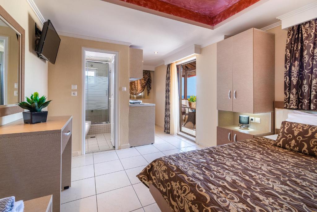 萨尔蒂House Kostas on the beach的一间酒店客房 - 带一张床和一间浴室