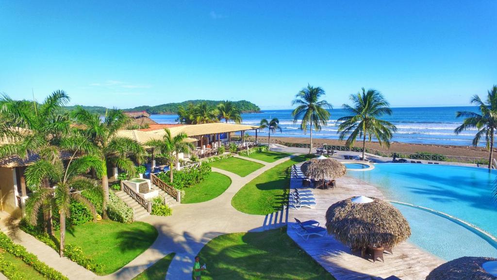 普拉纳维瑙维瑙海滩度假酒店的享有度假胜地的空中景致,设有游泳池和海洋