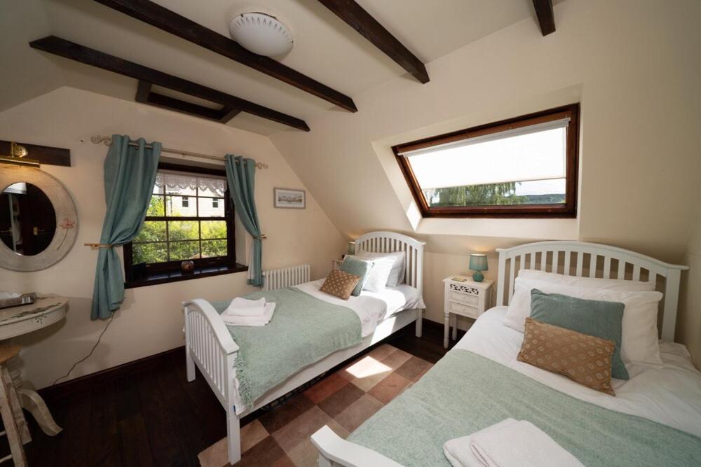 皮特洛赫里老客栈酒店的一间卧室设有两张床、一个水槽和镜子