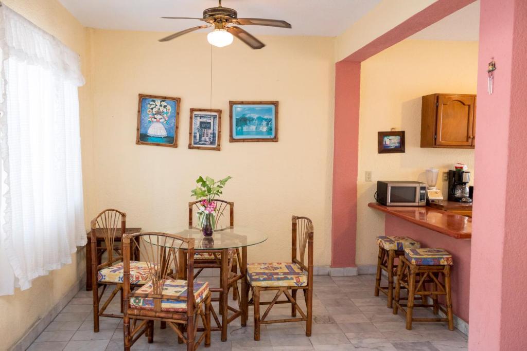 锡瓦塔塔内霍Villa Diamante的厨房以及带桌椅的用餐室。
