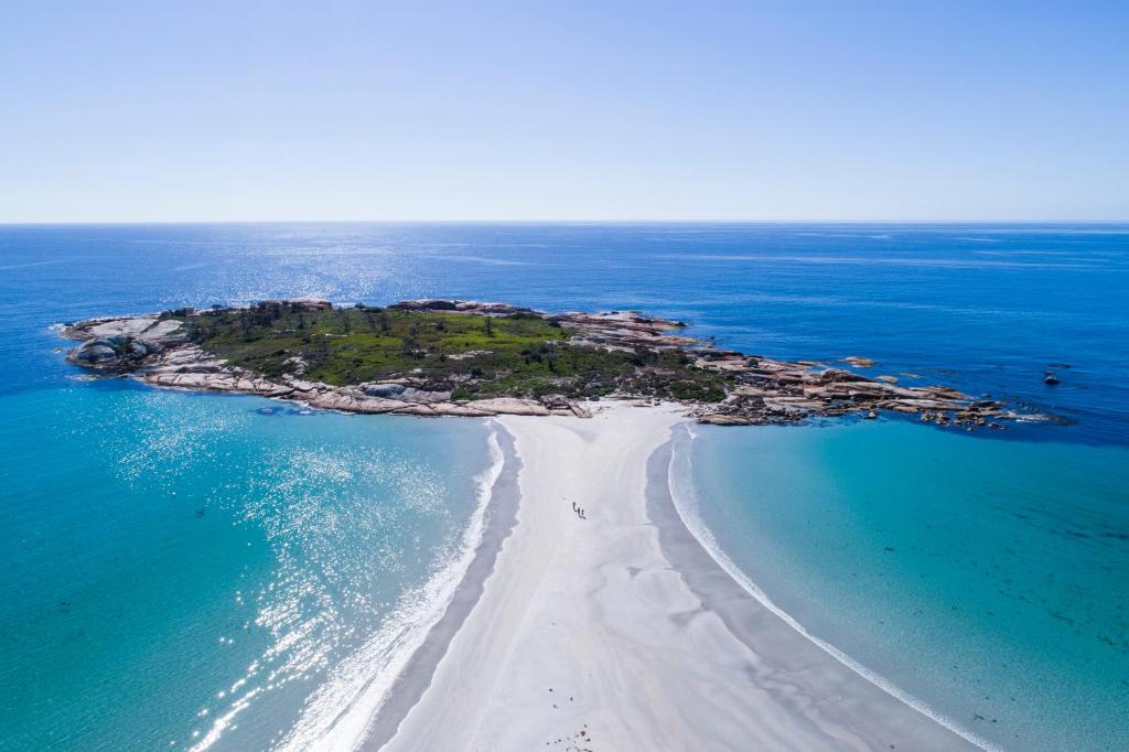 比舍诺钻石岛度假村＆比舍诺企鹅展的海洋岛屿的空中景观